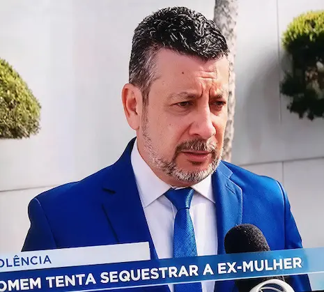 Advogado da Santana & Svaldi dando entrevista
